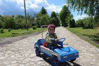 Юный житель Ставрово на своей первой машине едет по вековой каменке